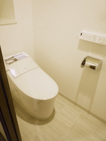 柔らかく優しい印象の流線的デザインでトイレ空間を演出 世田谷区S様邸 柔らかく優しい印象の流線的デザインでトイレ空間を演出 世田谷区S様邸